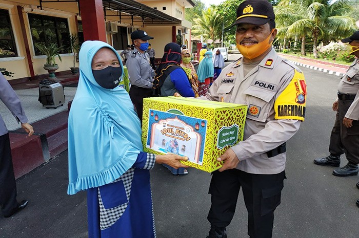 <p>Kabag Ops AKP JUNUS ACHPAH bagikan Parsel Lebaran Kepada Warga.</p>
