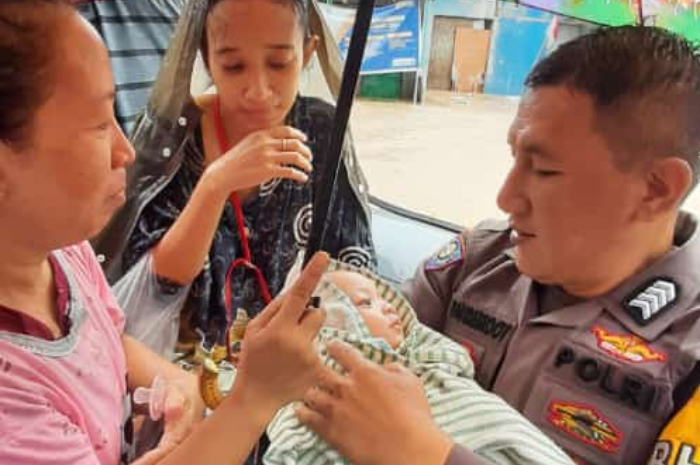 <p>Ket Foto: Poses evakuasi bayi terjebak banjir di Manado, Sulawesi Utara, Jumat 27 Januari 2023 (Foto/Basarnas Kota Manado)</p>
