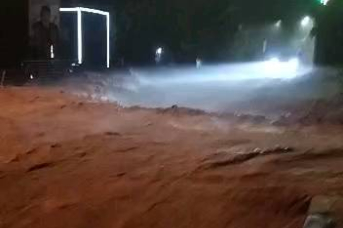 <p>Ket Foto: Potongan vidio arus banjir yang terjadi di Kota Pare-Pare perbatasan Kabupaten Barru, Sulawesi Selatan (Foto/Instagram @lambe_turah_makassar)</p>
