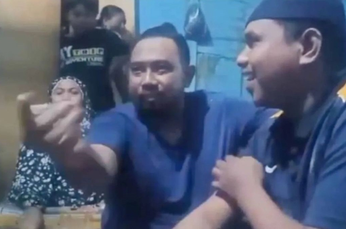 <p>Ke Foto: Potongan vidio yang viral di media sosial terkait aliran Hakikinya Hakiki (Foto/Instagram @hariankopas)</p>
