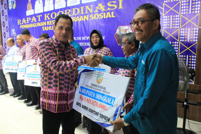 <p>Ket. Wakil Gubernur Sulawesi Tengah H. Ma’mun Amir secara simbolis memberikan bansos kepada 13 Kabupaten Kota se-Sulteng (Foto/PPID Provinsi Sulteng)</p>

