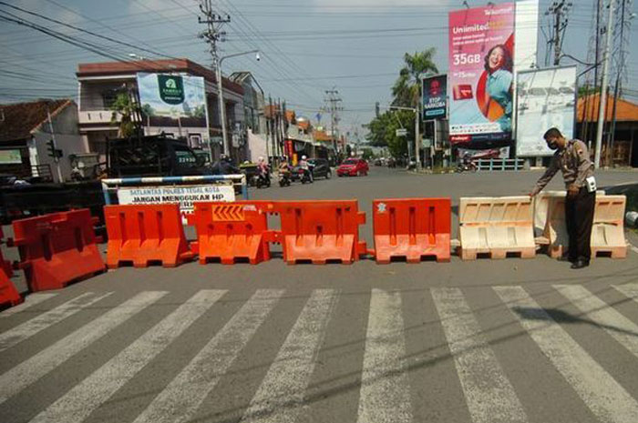 <p>Foto: PPKM level empat di daerah.</p>
