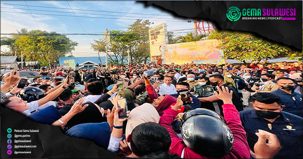 <p>Ket Foto: Warga sambut hangat Presiden Jokowi di Kota Baubau (Foto/Facebook Presiden Joko Widodo)</p>
