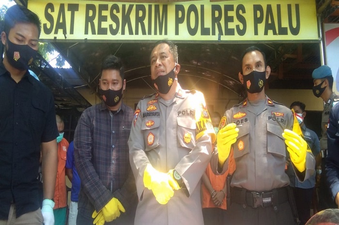 <p>(Foto: Wakapolres Palu, Kompol Margiyanta menunjukan pelaku pembunuhan PSK di eks lokalisasi Kelurahan Tondo, saat menggelar Konferensi Pers di Mapolres Palu, Rabu (30 September 2020)/Ist)</p>
