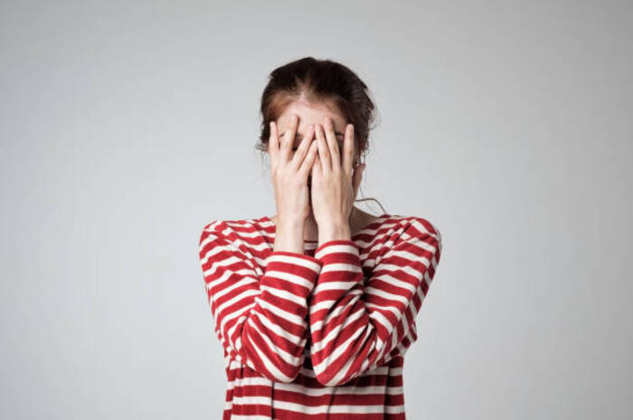 <p>Ket Foto: Ilustrasi foto seseorang yang sedang menutupi wajahnya (Foto/Pixabay/Introvert)</p>

