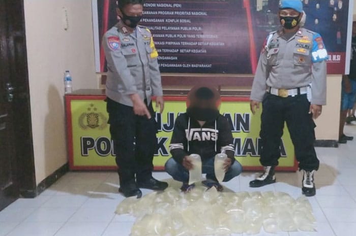 <p>Foto: Polisi Tangkap Pria Luwuk pembawa Miras sebanyak puluhan liter di Banggai, Sulteng. Senin 22 Februari 2021.</p>
