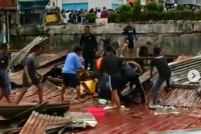 <p>Ket Foto: Proses evakuasi korban meninggal saat gempa 5,4 SR di Jayapura</p>
