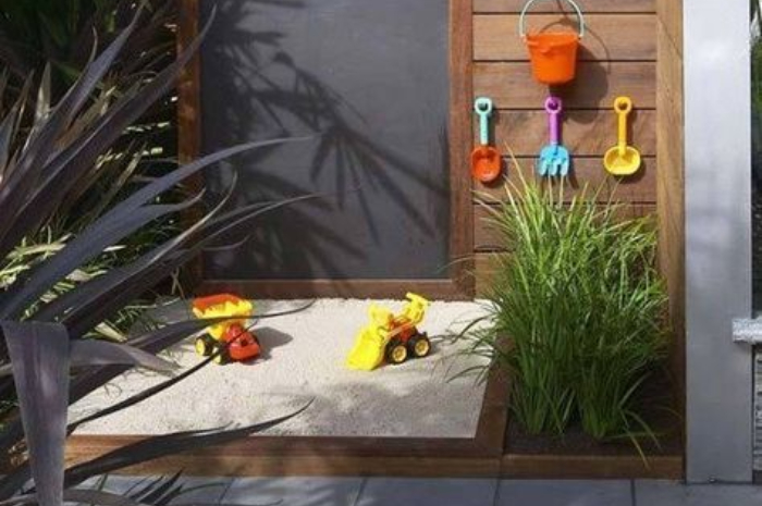 Ket Foto: Desain Teras Minimalis dengan Mini Playground (Foto/Pinterest @pinterest)