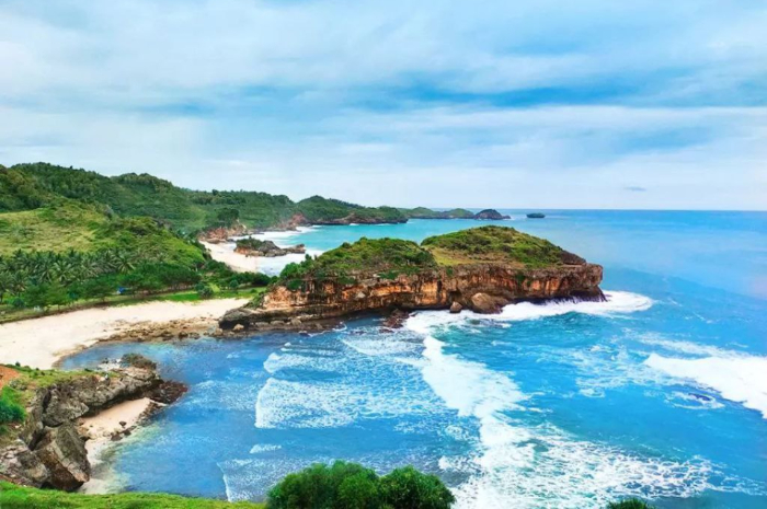 <p>Ket foto: Indahnya wisata Pantai Kasap Pacitan, disebut mirip dengan Raja Ampat (Foto/Instagram/munibtahta)</p>
