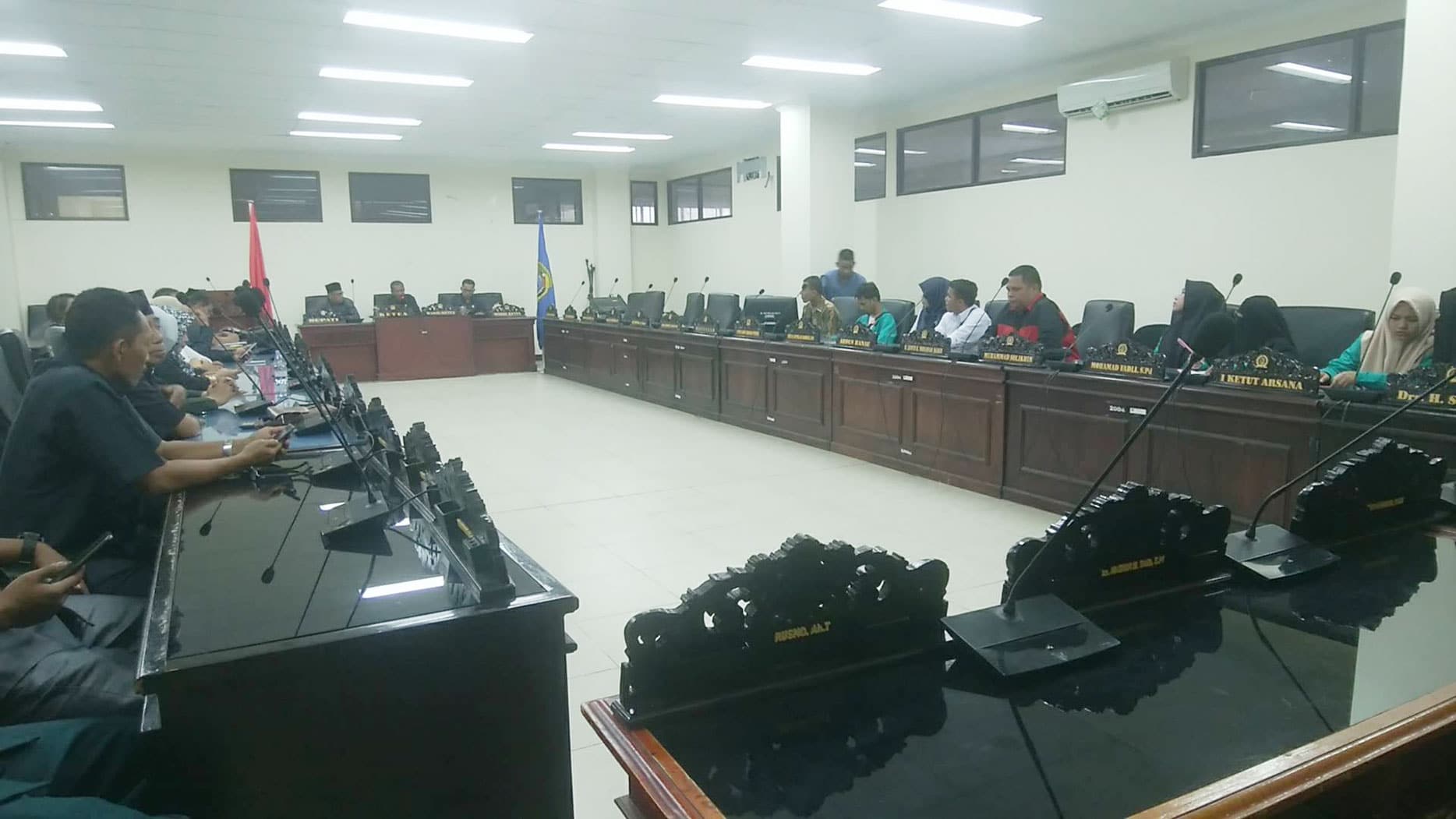 <p>Rapat audiensi DPRD- DPRD pertanyakan legalitas STIH HAM saat rapat audiensi dengan STIH HAM di kantor DPRD Parigi Moutong, Senin 3 Februari 2020. GemasulawesiFoto/MuhammadRafii.</p>
