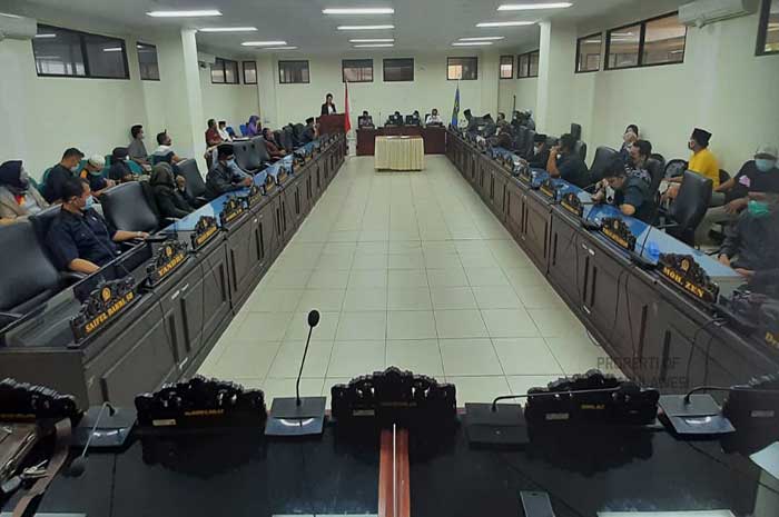 <p>Foto: Rapat Paripurna LKPJ Parimo di gedung DPRD, Jumat 7 Mei 2021.</p>
