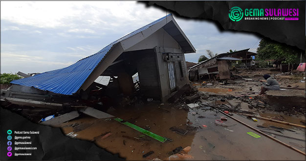 <p>Ket Foto: Seorang warga di depan rumahnya yang rusak akibat banjir bandang Desa Torue</p>
