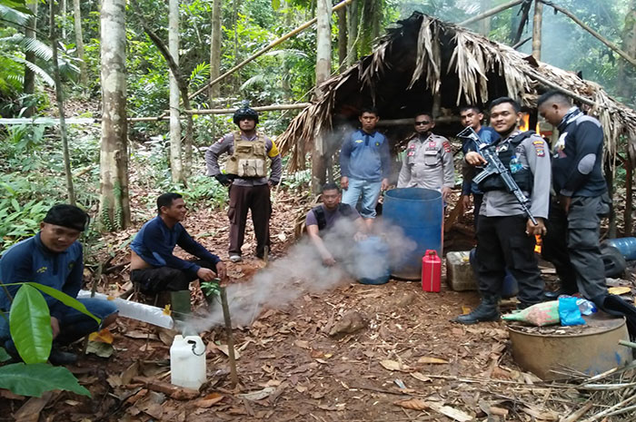 <p>Foto: Razia Sarang Pembuat Miras di Banggai, Sulteng. Selasa 23 Februari 2021.</p>
