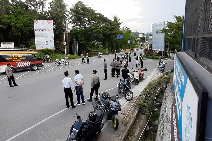 <p>Foto: Razia vaksinasi covid19.<br />
Puluhan Warga Terjaring Razia Vaksinasi Covid19 Polres Poso.</p>
