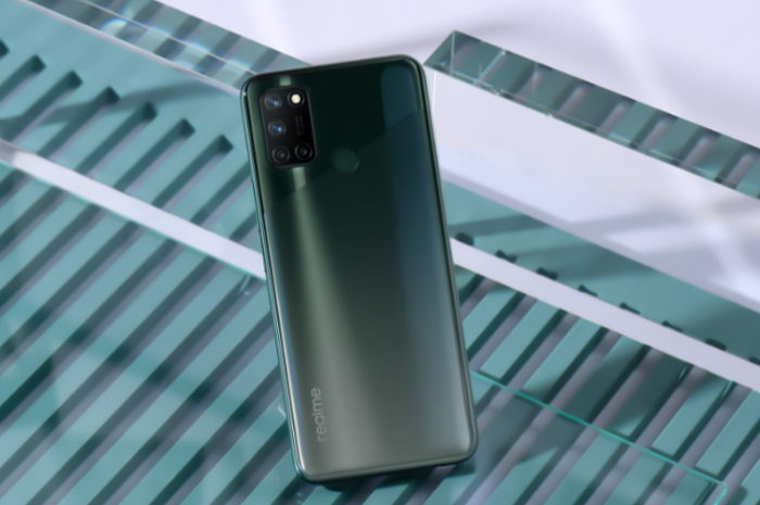 <p>Foto HP Realme 7i yang punya tone warna menarik di bagian desainnya (foto/website resmi Realme)</p>
