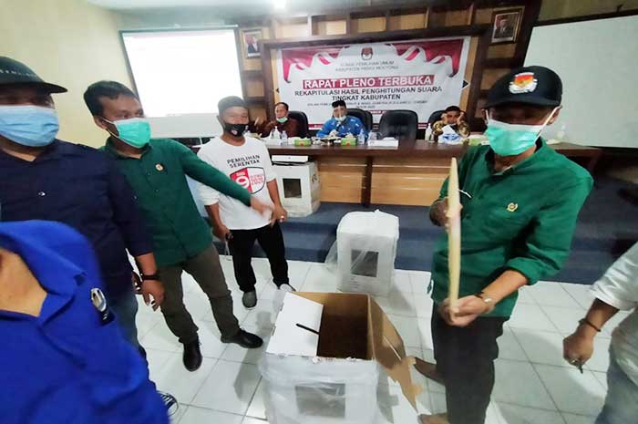 <p>Foto: Rekapitulasi Suara Pilkada Sulawesi Tengah 2020 di KPU Parigi Moutong, Selasa 15 Desember 2020. </p>
