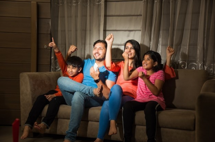 <p>Ket Foto: Ilustrasi nonton bersama anak dengan beberapa rekomendasi film animasi (Foto/Freepic)</p>
