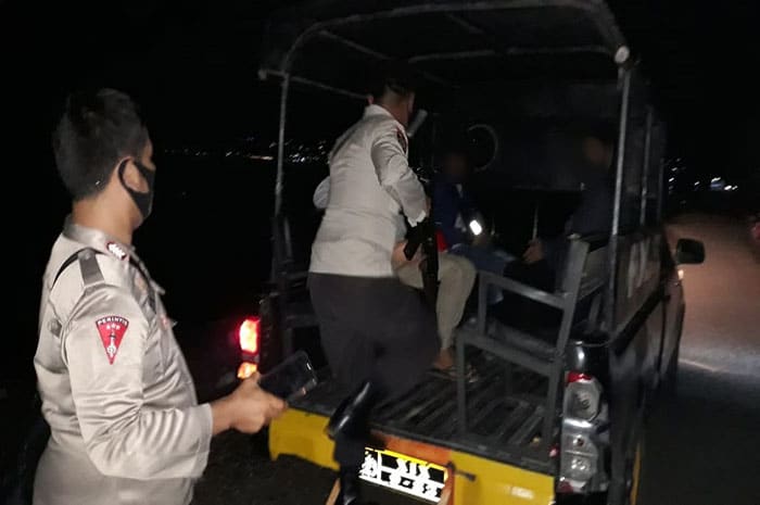 <p>Foto: Polisi gelandang remaja pesta miras di Banggai, Jumat malam 12 Februari 2021.</p>
