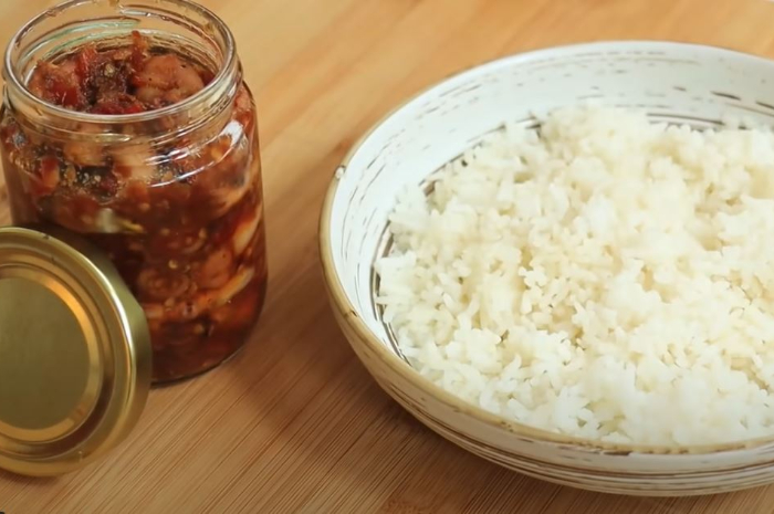 <p>Ket foto: Resep sambal cumi balado yang bisa jadi ide jualan Ramadhan, laris manis banyak yang suka (Foto/YouTube/@DevinaHermawan)</p>