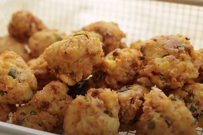 <p>Ket foto: Ide menu takjil buka puasa yang mudah dibuat yaitu perkedel kentang kornet (Foto/YouTube/@devinahermawan)</p>
