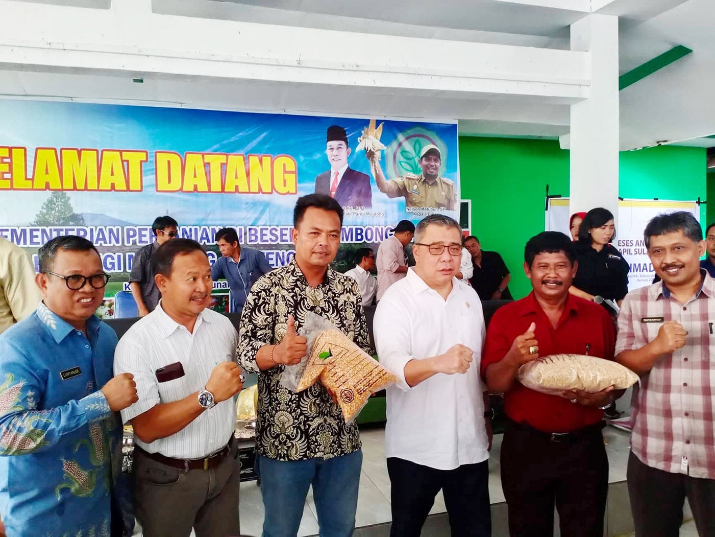 <p>Dana KUR Petani Parigi Moutong- Kementan beri jatah 17 program bantuan bagi Petani Parigi Moutong, termasuk dana KUR 200 Miliar Rupiah. Kegiatan pemberian bantuan secara simbolis dilakukan di Dinas Pertanian Parigi Moutong, Minggu, 12 Januari 2020. </p>
