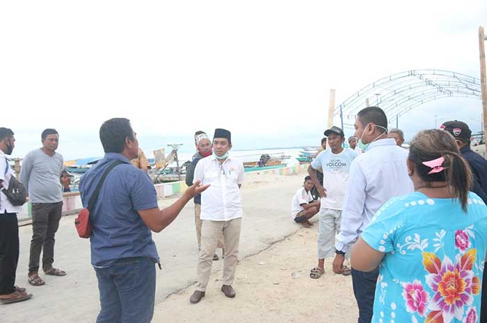 <p>(Foto: Wakil Ketua I DPRD Parigi Moutong, Faisan Badja menjaring aspirasi warga pesisir di Kelurahan Bantaya Parimo. Kegiatan reses dilaksanakan Senin 7 Desember 2020. GemasulawesiFoto/Ipay)</p>
