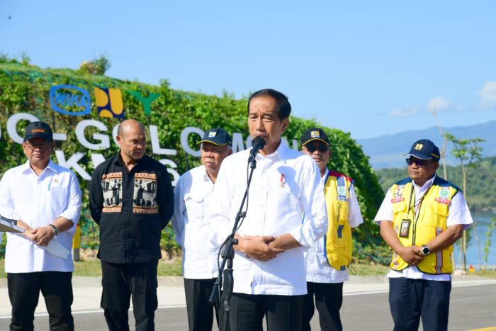 <p>Ket. Presiden Jokowi meresmikan Jalan Akses Labuan Bajo-Golo Mori, Kabupaten Manggarai Barat, NTT, pada Selasa (14/03/2023). (Foto/ BPMI Setpres) </p>
