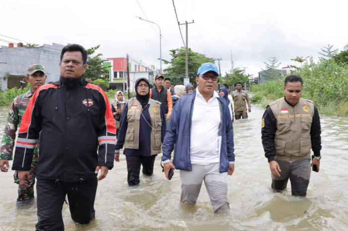 <p>Ket Foto: Wali Kota Makassar Moh Ramdhan Pomanto langsung turun tangan mengevakuasi korban terdampak banjir di Blok, 8, 9 dan 10 Kelurahan Manggala. (Foto/Facebook Dinas KOMINFO Kota Makassar) </p>
