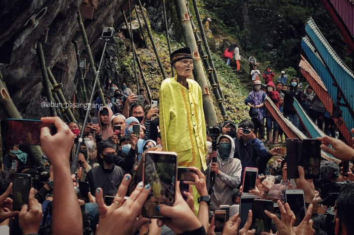 <p>Ket Foto: Ritual Ma&#8217;nene atau dalam bahasa lainnya disebut dengan ritual mayat berjalan di Toraja, Sulawesi Selatan (Foto/Facebook abun pasanggang)</p>
