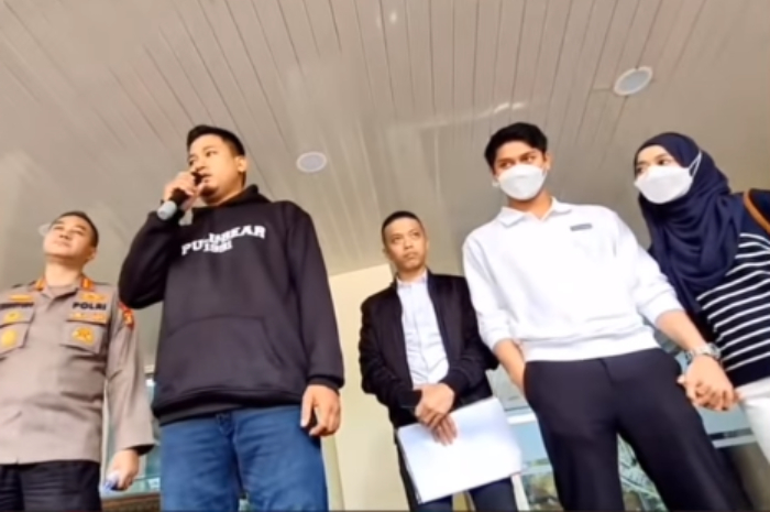 <p>Ket Foto: Rizky Billar bertemu haters di Polda Metro Jaya (Foto/Instagram/@lambe_turah)</p>
