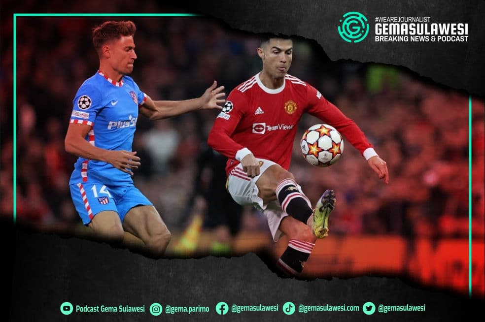 <p>Cristiano Ronaldo (kanan) berduel dengan Marcos Llorente (kiri) pada laga leg kedua 16 besar Liga Champions yang mempertemukan Man United vs Atletico Madrid di Stadion Old Trafford, Rabu (16/3/2022) dini hari WIB.(AFP/ PAUL ELLIS)</p>
