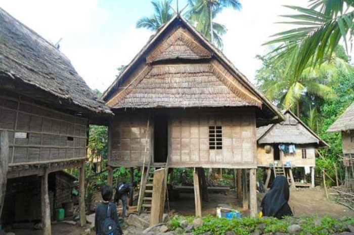 <p>Ket Foto: Rumah adat Suku kajang, Bulukumba, Sulawesi Selatan (Foto/Facaebook Mhd Enol Dompea)</p>
