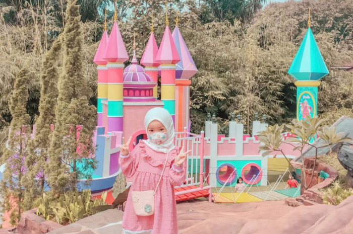 <p>Ket foto: Menikmati keseruan di wisata Rumah Makan Ayam Sumeh Semarang, ada rumah kastil ala barbie (Foto/Instagram/nielazaila)</p>
