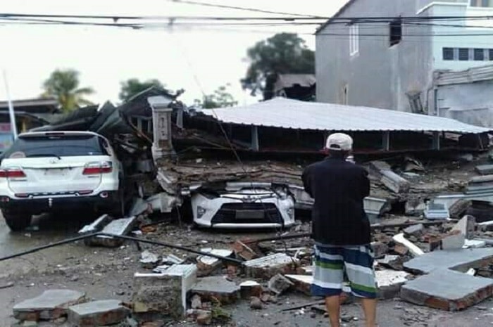 <p>Foto: Rumah Roboh, Usai Diguncang Gempa Majene M 6,2, Jumat 15 Januari 2021 dini hari.</p>
