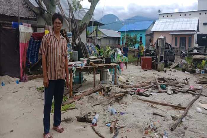 <p>Pemukiman warga Dusun dua, Desa Torue yang terkena gelombang ombak hingga masuk ke halaman warga, sejak Sabtu hingga Minggu 17 Januaro 2021/Istimewa.</p>

