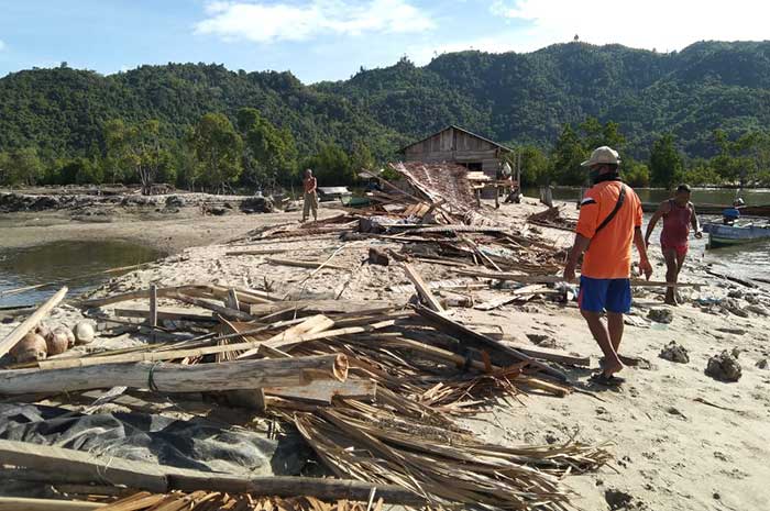<p>Foto: Rumah Nelayan di Ongka Malino Rata Usai Dihantam Angin Kencang Parigi Moutong, Sabtu 19 Desember 2020/Deni.</p>
