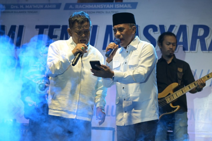 <p>Ket Foto: Rusdy Mastura dan Anwar Hafid duet menyanyikan sebuah lagu. (Foto/Biro Adpim Setda Prov)</p>
