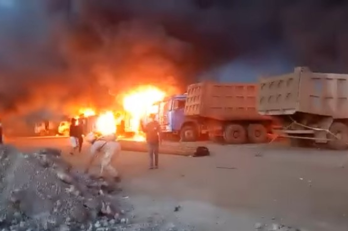 <p>Ket Foto: Aksi pembakaran  sejumlah kendaraan dalam bentrok antara karyawan WNA vs WNI di area PT GNI Sabtu, 14 Januari 2023. (Foto/SS Video Warga)</p>
