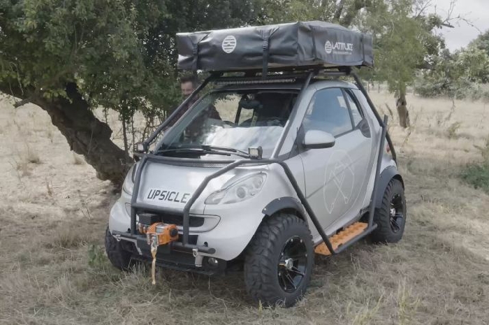 <p>Smart Fortwo diubah menjadi mini campervan (Foto/YouTube/Silverline Tools) </p>
