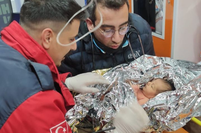 <p>Ket. Foto: Ibu dan Bayi Baru Lahir Selamat Setelah 4 Hari Terjebak di Reruntuhan Akibat Gempa Bumi Turki (Foto/Instagram/@ekremimamoglu)</p>

