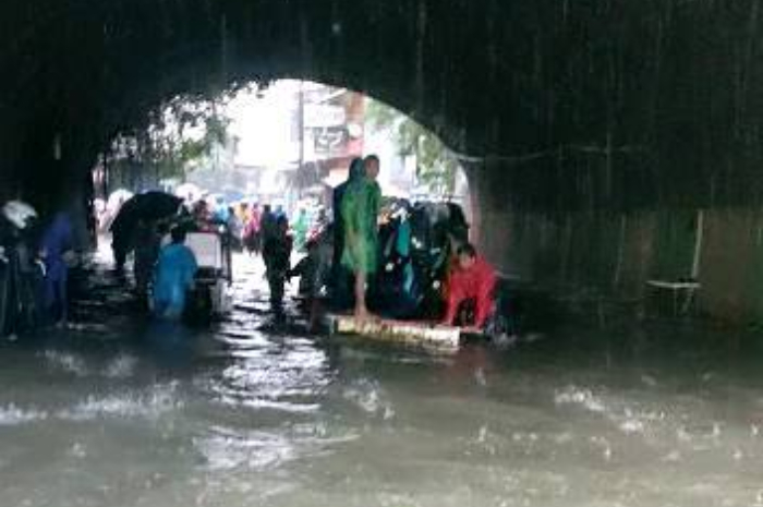 <p>Ket Foto: Salah satu kawasan padat penduduk di Pusat Kota Makassar (Foto/Instagram @lambeturahmakassar)</p>
