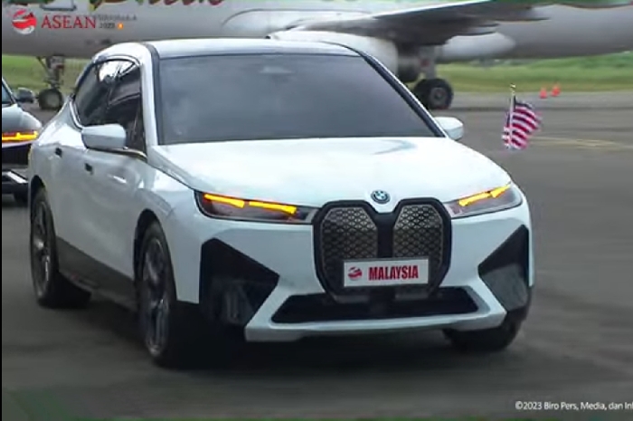 <p>BMW iX menjemput para tamu negara (Foto/Youtube/Biro Setpres RI) </p>
