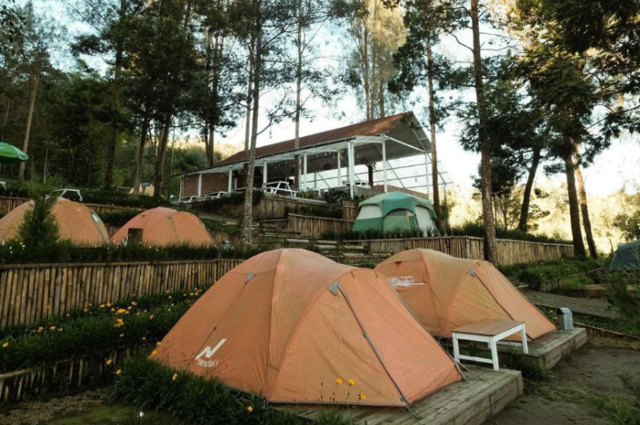 <p>Ket foto: Indahnya pemandangan dari Awan Putih Agrowisata Glamping and Mini Resto Semarang (Foto/Instagram/awanputih_merbabu)</p>
