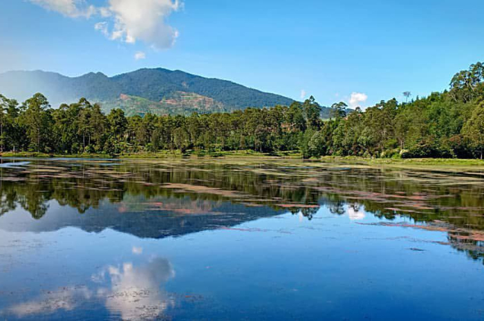 <p>Ket foto: Destinasi wisata Situ Cisanti Bandung cocok untuk melepas penat, pemandangan gunungnya bikin melongo (Foto/Instagram/babetea.usa)</p>