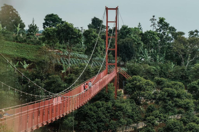 <p>Ket foto: Melihat keindahan wisata Sarae Hills Bandung dari atas jembatan merah (Foto/Instagram/@sarae.hills)</p>
