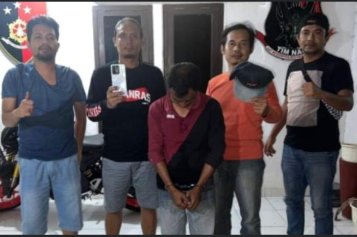 <p>Ket. Foto: Pelaku Jambret yang Melarikan Diri ke Rumah Orangtuanya Berhasil Ditangkap Polisi Pangkalpinang (Foto/Facebook/jokBangka)</p>
