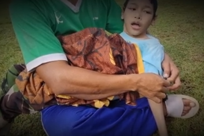 <p>Ket. Foto: Kisah Pilu Putra Ramadan Salah Satu Pasien Ibu Ida Dayak yang Gagal Diobati, Terlahir Kekurangan Membuatnya Menjadi Anak yang Tidak Diakui dan Ditinggalkan Kedua Orang Tuanya (Foto/YouTube/Channel Indah Permata)</p>
