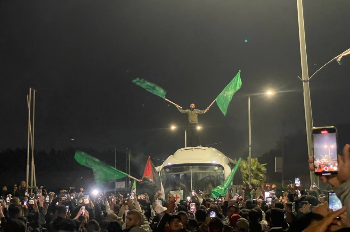 <p>Ket. Foto : Berikut Ini Alasan Israel Menahan Ribuan Warga Palestina<br />
(Foto/X/@IATeam__)</p>
