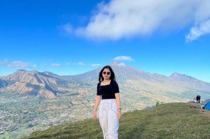 <p>Ket foto: Pesona dari atas wisata Bukit Pergasingan di Lombok Timur (Foto/Instagram/lidyasims)</p>
