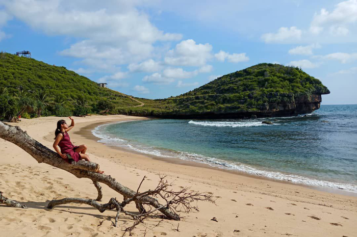 <p>Ket foto: Intip surga tersembunyi di Pacitan, wisata Pantai Bercak yang mempesona (Foto/Instagram/louis.ayisaputri)</p>
